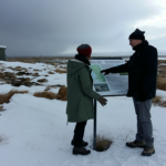 Hólmfríður Arnardóttir framkvæmdastjóri Fuglaverndar og Mark Day frá RSPB skoða skilti í Friðlandinu í Flóa © Ljósmynd: Dögg Matthíasdóttir