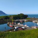 Borgarfjarðarhöfn og Hafnarhólmi. Ljósmynd: © Jess Chappell.