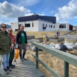 Sjálfboðaliðar og ruslið sem var safnað saman í Vatnsmýrinni .