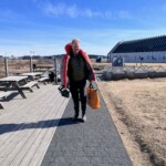 Sjálfboðaliði í Vatnsmýrinni í Reykjavík.