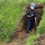 Mynd 4 - Sunna Áskelsdóttir annar skýrsluhöfunda sýnir hópnum sýnishorn af jarðvegslögum. HolmfridurArnardottir