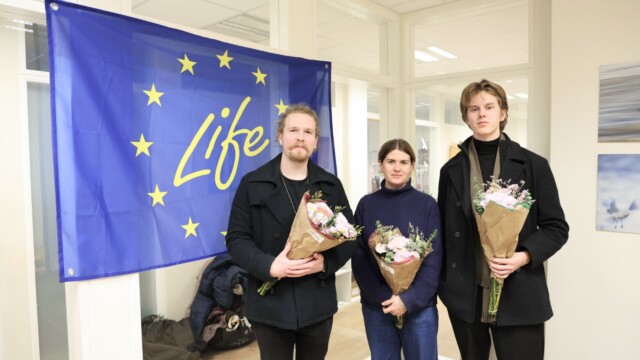 Hér má sjá Kristinn Rafn Guðmundsson og Kötlu Taylor hönnuði hinna tveggja merkjanna sem komust í úrslit, ásamt Gunnari Karli. Þrjú lógó komust í úrslit. Hér má sjá Kristinn Rafn Guðmundsson og Kötlu Taylor, ásamt Gunnari Karli.